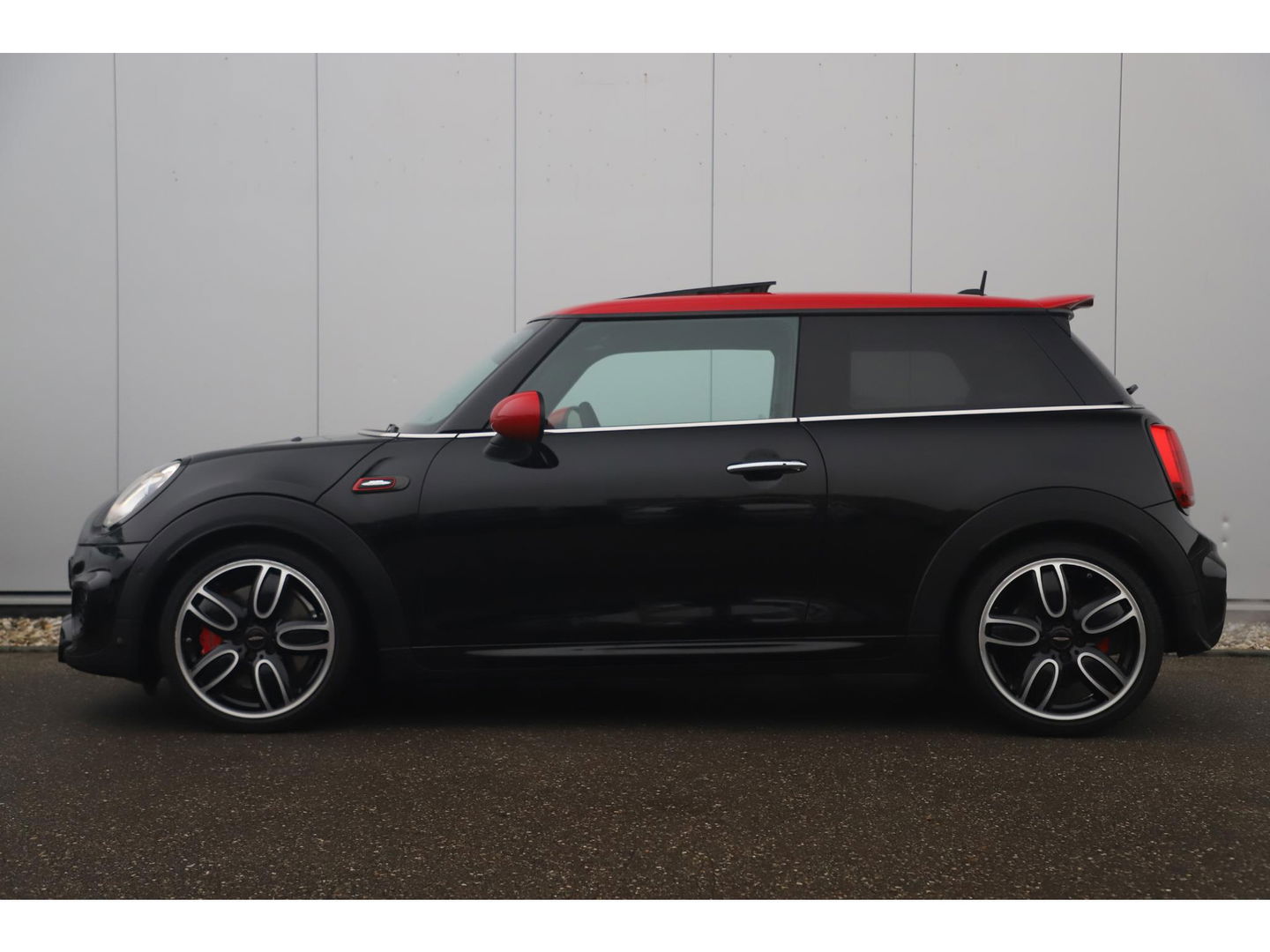 MINI Mini 2.0 John Cooper Works Chili 286PK Automaat Panoramadak Keyless Navigatie Camera Sportstoelen Draadloos Carplay Klep Uitlaat Downpipe Eventuri Intake Head Up Display Stoelverwarming