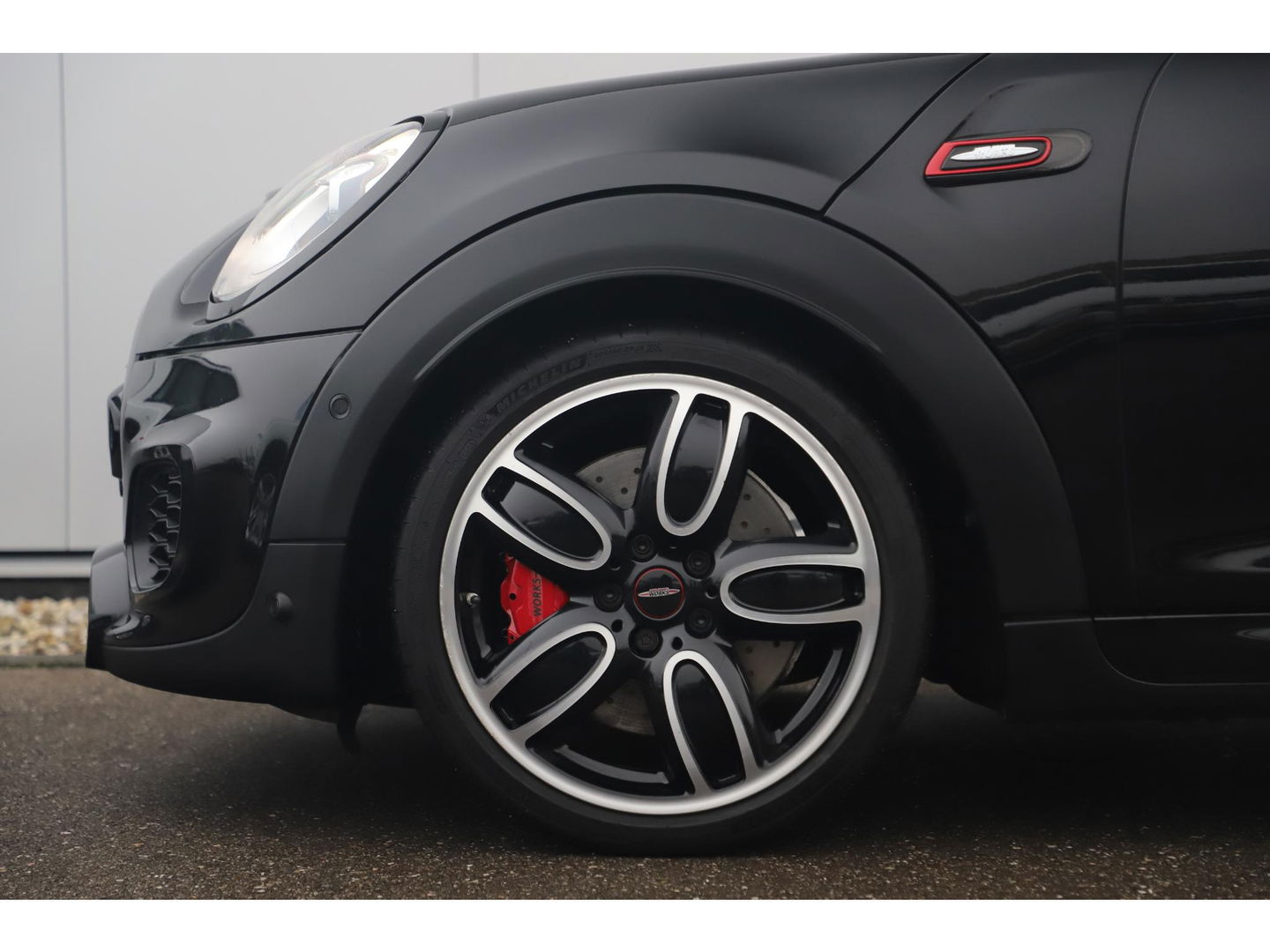 MINI Mini 2.0 John Cooper Works Chili 286PK Automaat Panoramadak Keyless Navigatie Camera Sportstoelen Draadloos Carplay Klep Uitlaat Downpipe Eventuri Intake Head Up Display Stoelverwarming