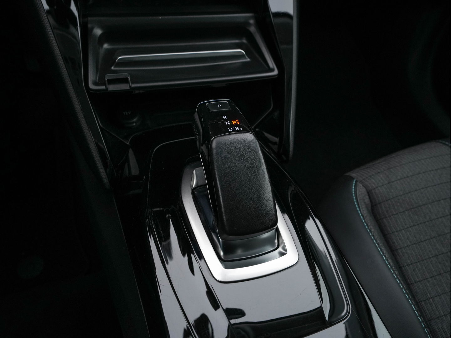Peugeot e-2008 EV Blue Lease Allure 50 kWh [ 3-Fase ] (INCL-BTW) Aut. *DIGI-COCKPIT | ADAPT.CRUISE | FULL-LED | 1/2-LEATHER| KEYLESS | CAMERA | NAVI-FULLMAP | LANE-ASSIST | ECC | PDC | DAB + | SPORT-SEATS | 17''ALU*