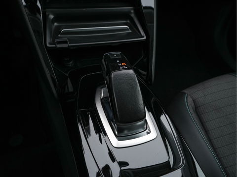Peugeot e-2008 EV Blue Lease Allure 50 kWh [ 3-Fase ] (INCL-BTW) Aut. *DIGI-COCKPIT | ADAPT.CRUISE | FULL-LED | 1/2-LEATHER| KEYLESS | CAMERA | NAVI-FULLMAP | LANE-ASSIST | ECC | PDC | DAB + | SPORT-SEATS | 17''ALU*