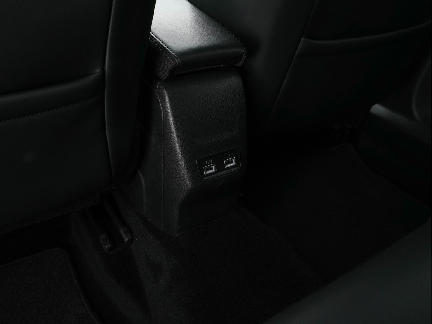 Peugeot e-2008 EV Blue Lease Allure 50 kWh [ 3-Fase ] (INCL-BTW) Aut. *DIGI-COCKPIT | ADAPT.CRUISE | FULL-LED | 1/2-LEATHER| KEYLESS | CAMERA | NAVI-FULLMAP | LANE-ASSIST | ECC | PDC | DAB + | SPORT-SEATS | 17''ALU*