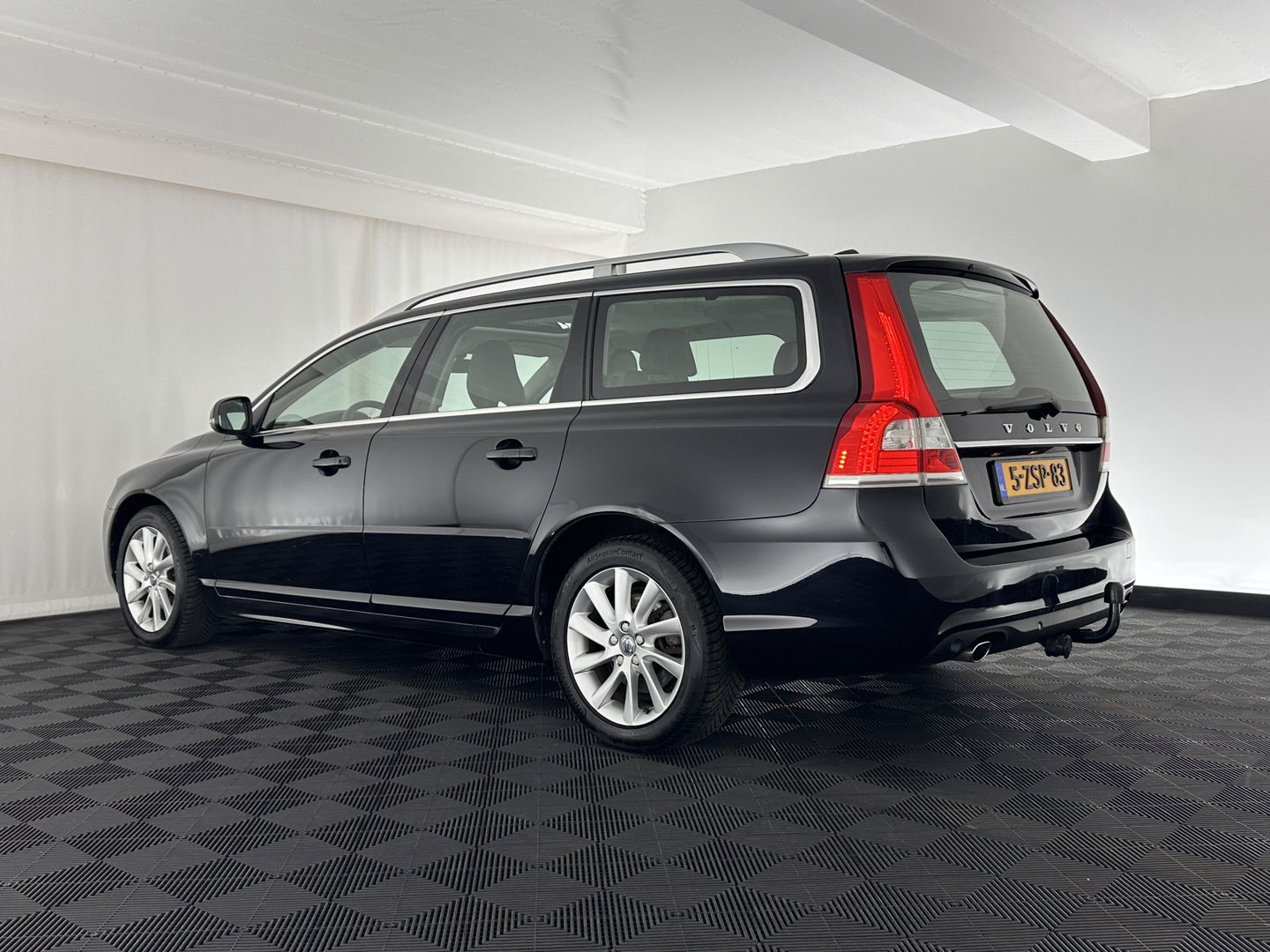 Volvo V70 2.0 D4 Nordic+ Luxury-Line Aut. *PANO | FULL-LEATHER | BI-XENON | NAVI-FULLMAP | MEMORY-PACK | ECC | HEATED-SEATS | PDC | CRUISE | TOWBAR | COMFORT-SEATS | 17''ALU*