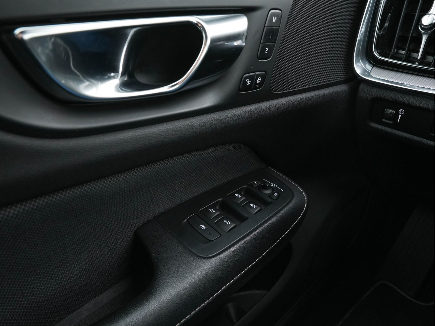 Volvo S60 2.0 B3 R-Design-Sport-Pack Aut.*LEATHER-MICROFIBRE | FULL-LED | DIGI-COCKPIT | BLIND-SPOT | CAMERA | NAVI-FULLMAP | MEMORY-PACK | LANE-ASSIST | TOWBAR | CRUISE | BLIS | APP.CONNECT | SPORT-SEATS | 18''ALU*