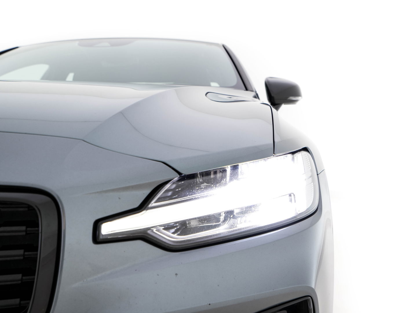 Volvo S60 2.0 B3 R-Design-Sport-Pack Aut.*LEATHER-MICROFIBRE | FULL-LED | DIGI-COCKPIT | BLIND-SPOT | CAMERA | NAVI-FULLMAP | MEMORY-PACK | LANE-ASSIST | TOWBAR | CRUISE | BLIS | APP.CONNECT | SPORT-SEATS | 18''ALU*