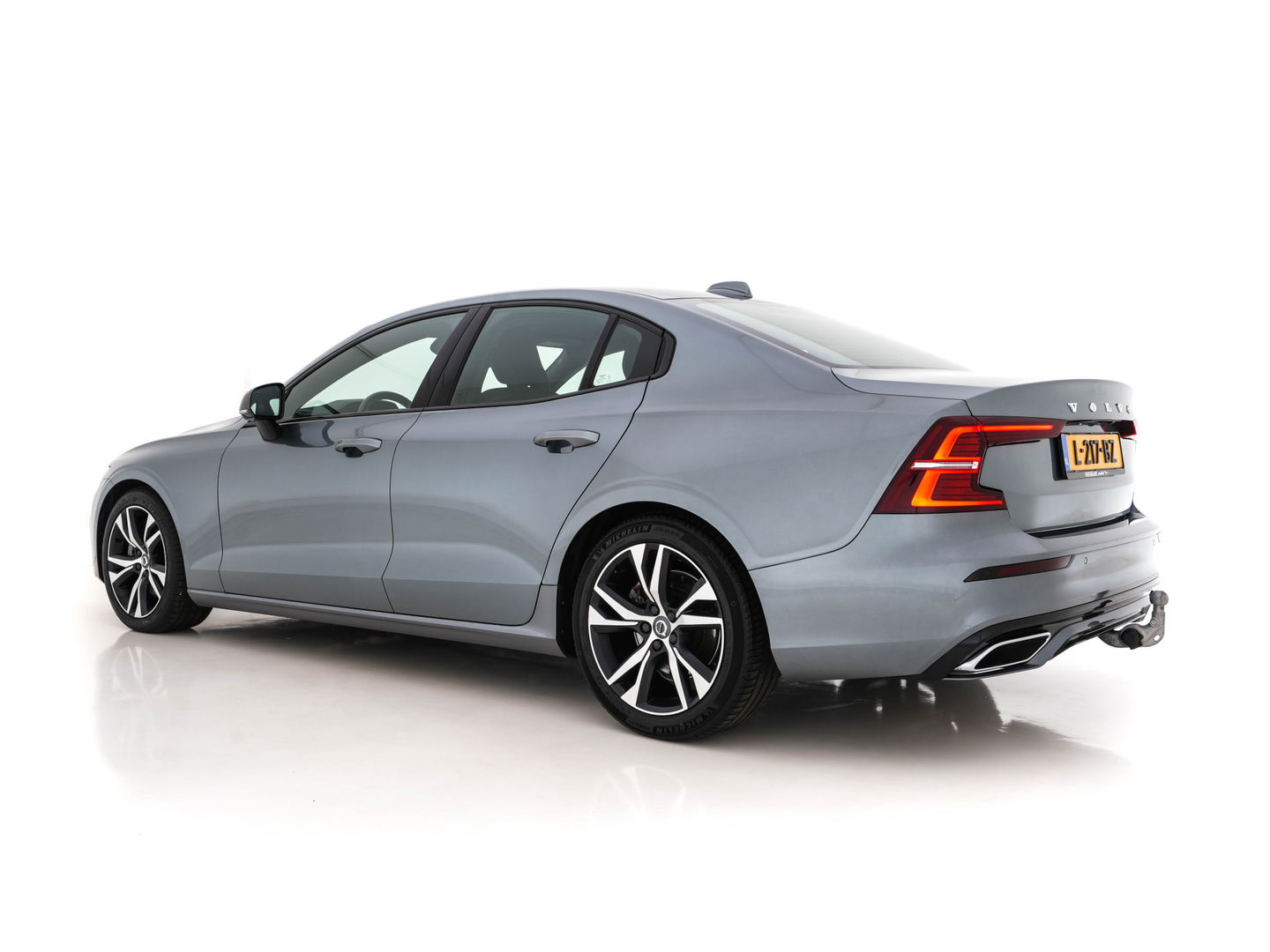 Volvo S60 2.0 B3 R-Design-Sport-Pack Aut.*LEATHER-MICROFIBRE | FULL-LED | DIGI-COCKPIT | BLIND-SPOT | CAMERA | NAVI-FULLMAP | MEMORY-PACK | LANE-ASSIST | TOWBAR | CRUISE | BLIS | APP.CONNECT | SPORT-SEATS | 18''ALU*