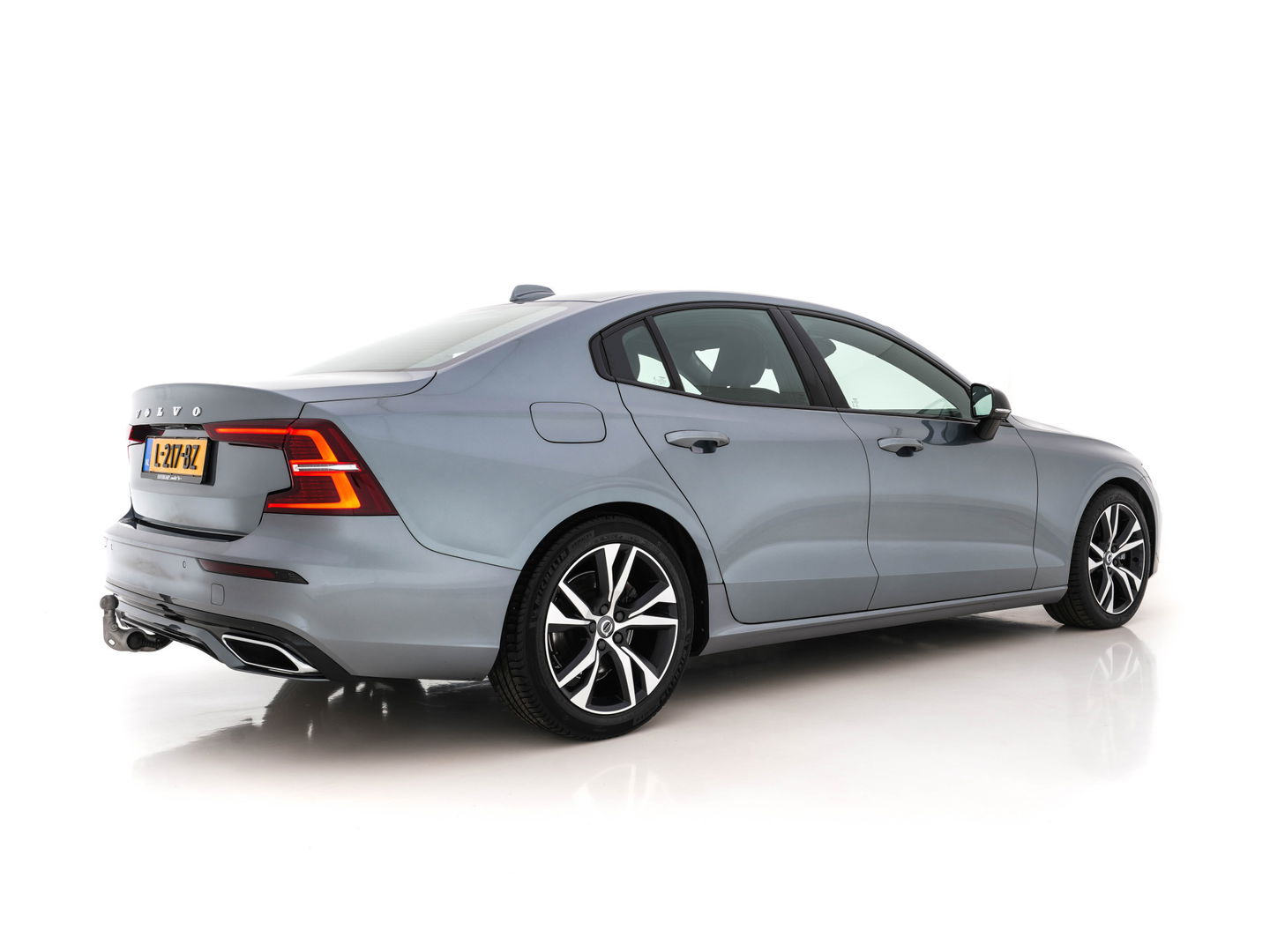 Volvo S60 2.0 B3 R-Design-Sport-Pack Aut.*LEATHER-MICROFIBRE | FULL-LED | DIGI-COCKPIT | BLIND-SPOT | CAMERA | NAVI-FULLMAP | MEMORY-PACK | LANE-ASSIST | TOWBAR | CRUISE | BLIS | APP.CONNECT | SPORT-SEATS | 18''ALU*