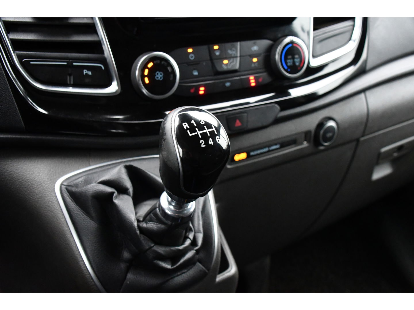 Ford Transit Custom 310 2.0 TDCI L2H1 Sport Cruise, Carplay, 170PK, Multimedia, Sensoren, Stoelverwarming, UNIEK!
