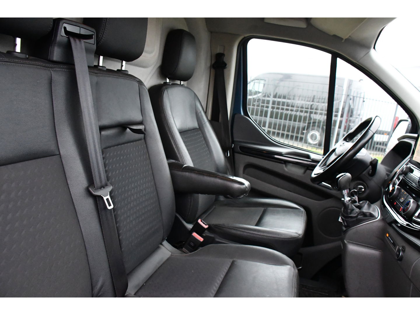 Ford Transit Custom 310 2.0 TDCI L2H1 Sport Cruise, Carplay, 170PK, Multimedia, Sensoren, Stoelverwarming, UNIEK!