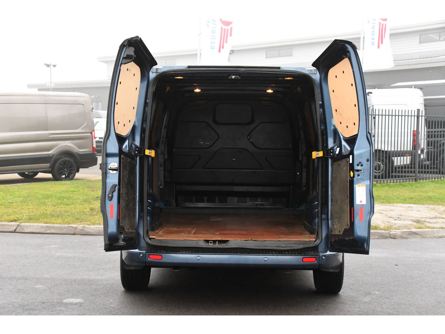Ford Transit Custom 310 2.0 TDCI L2H1 Sport Cruise, Carplay, 170PK, Multimedia, Sensoren, Stoelverwarming, UNIEK!