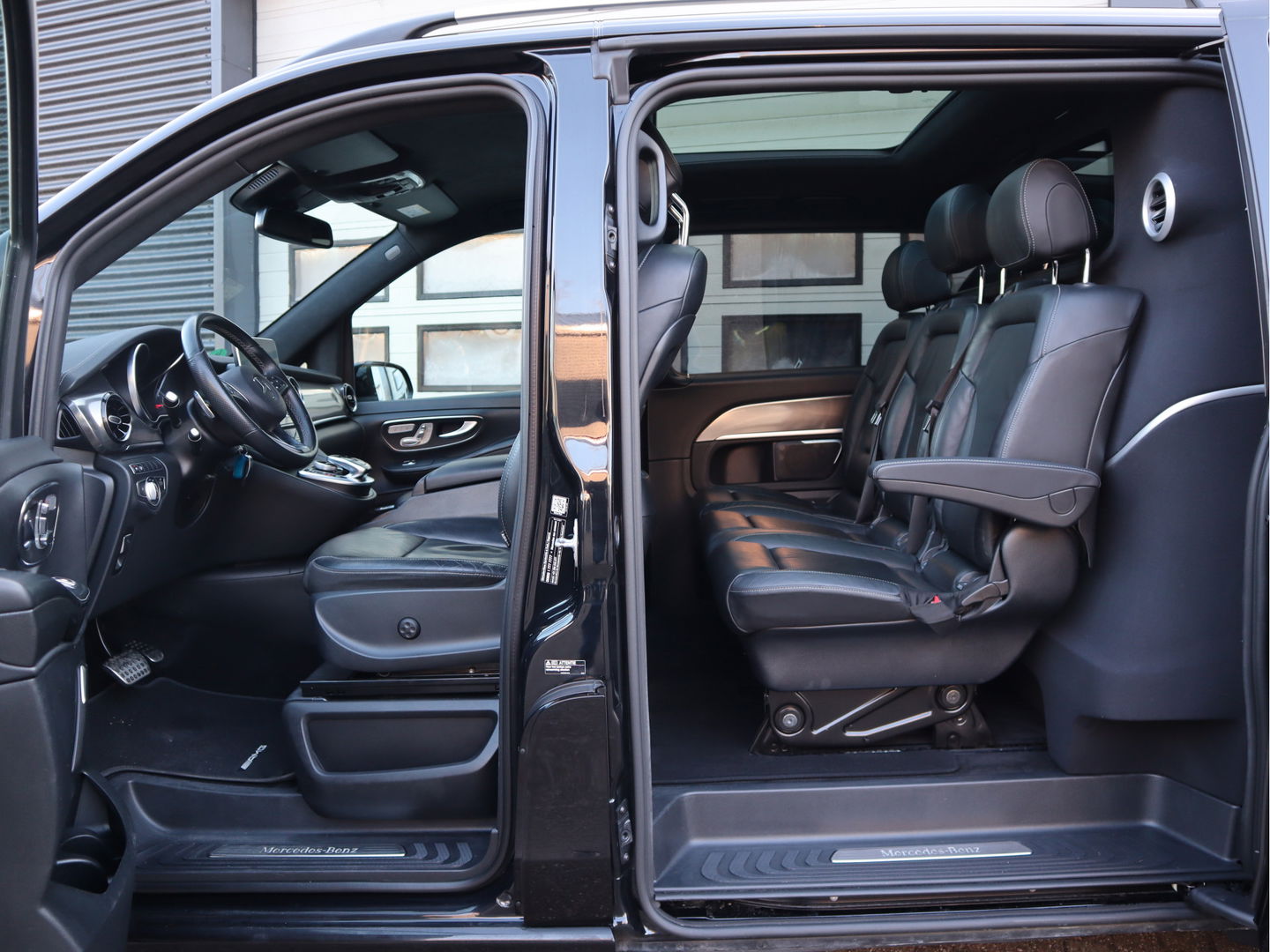 Mercedes-Benz V-Klasse 300d AMG Exclusive - Lang L2 DC 5 pers. Euro 6 - Koelkast - Pano - Cruise