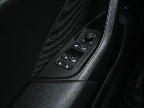 Škoda Octavia Combi 2.0 TDI Aut. *ADAPTIVE-CRUISE | FULL-LED | DIGI-COCKPIT | KEYLESS | DAB+ | NAVI-FULLMAP | ECC | PDC | TOWBAR | APP.CONNECT  | AMBIENT-LIGHT | SHIFT-PADDLES | COMFORT-SEATS | 18''ALU*