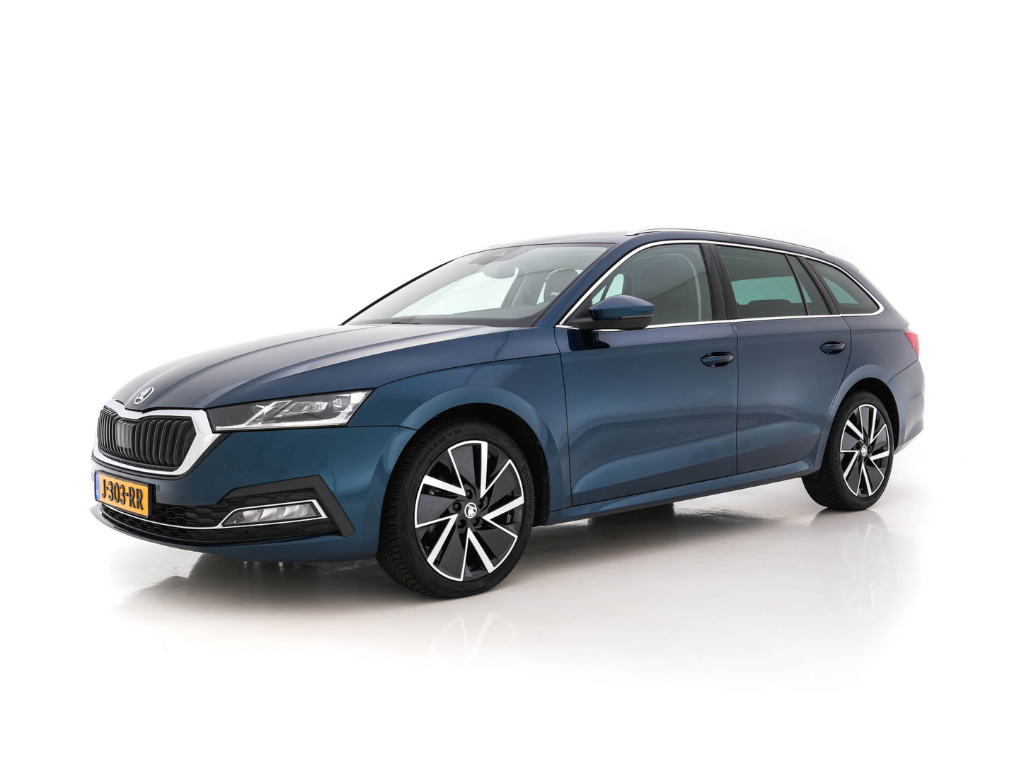 Škoda Octavia Combi 2.0 TDI Aut. *ADAPTIVE-CRUISE | FULL-LED | DIGI-COCKPIT | KEYLESS | DAB+ | NAVI-FULLMAP | ECC | PDC | TOWBAR | APP.CONNECT  | AMBIENT-LIGHT | SHIFT-PADDLES | COMFORT-SEATS | 18''ALU*