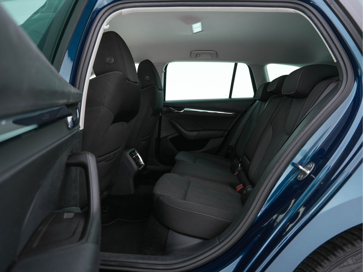 Škoda Octavia Combi 2.0 TDI Aut. *ADAPTIVE-CRUISE | FULL-LED | DIGI-COCKPIT | KEYLESS | DAB+ | NAVI-FULLMAP | ECC | PDC | TOWBAR | APP.CONNECT  | AMBIENT-LIGHT | SHIFT-PADDLES | COMFORT-SEATS | 18''ALU*