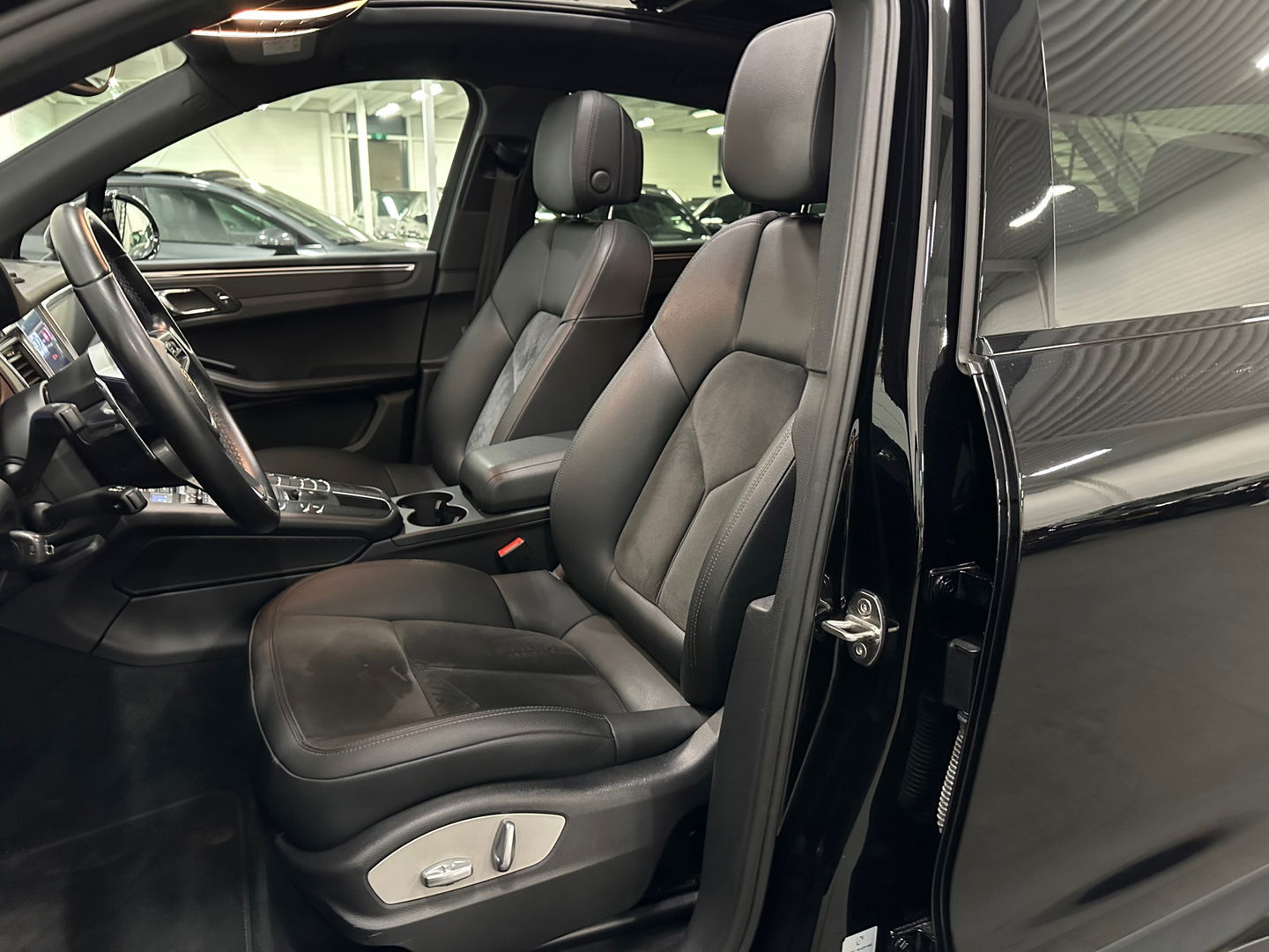 Porsche Macan 2.0 252PK Panorama|ACC|Trekhaak|21”|Alcantara