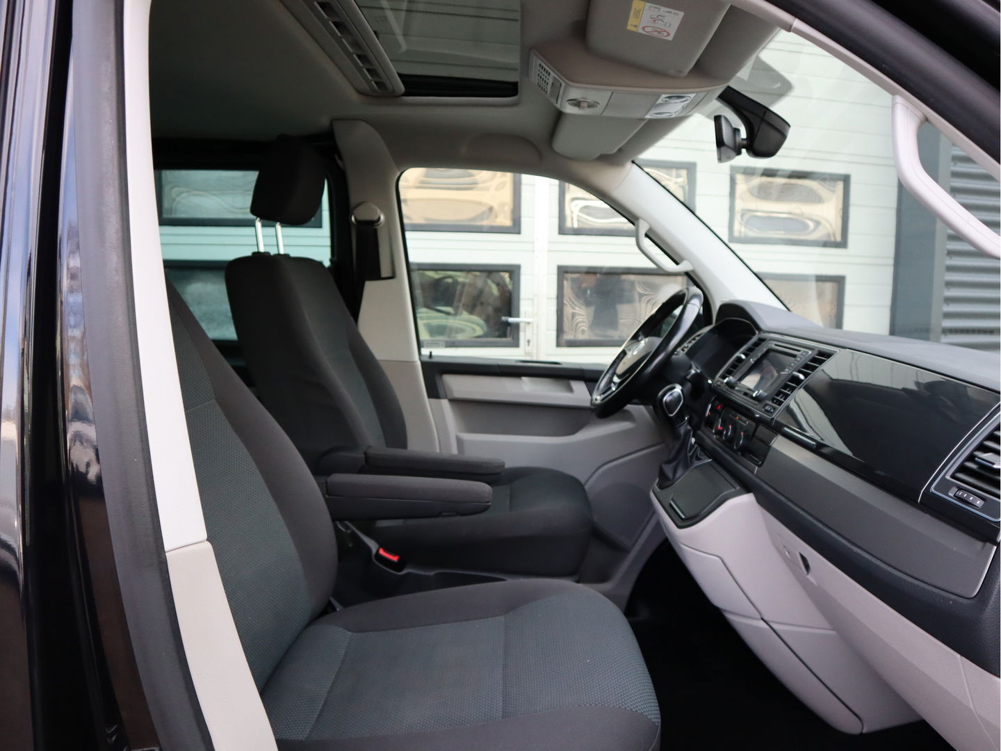 Volkswagen Transporter 2.0 TDI 150pk Euro 6 Automaat L2 Lang DC 5 Pers. - 2x Schuifdr - Navi - Trekhaak