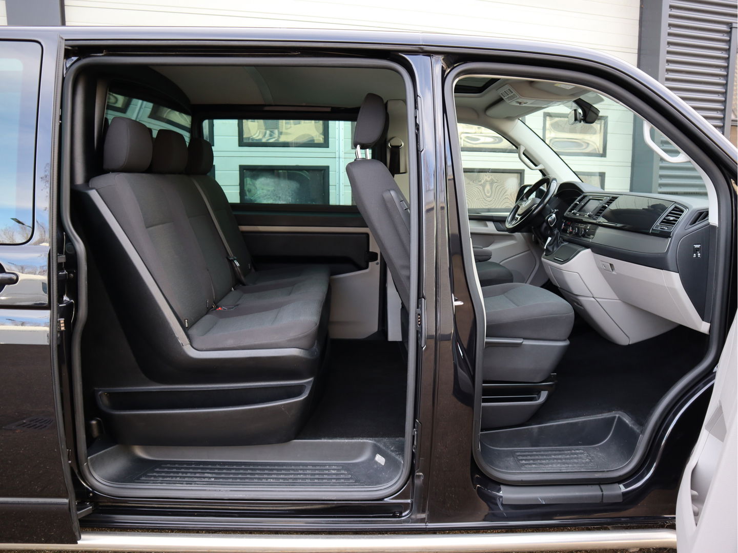 Volkswagen Transporter 2.0 TDI 150pk Euro 6 Automaat L2 Lang DC 5 Pers. - 2x Schuifdr - Navi - Trekhaak