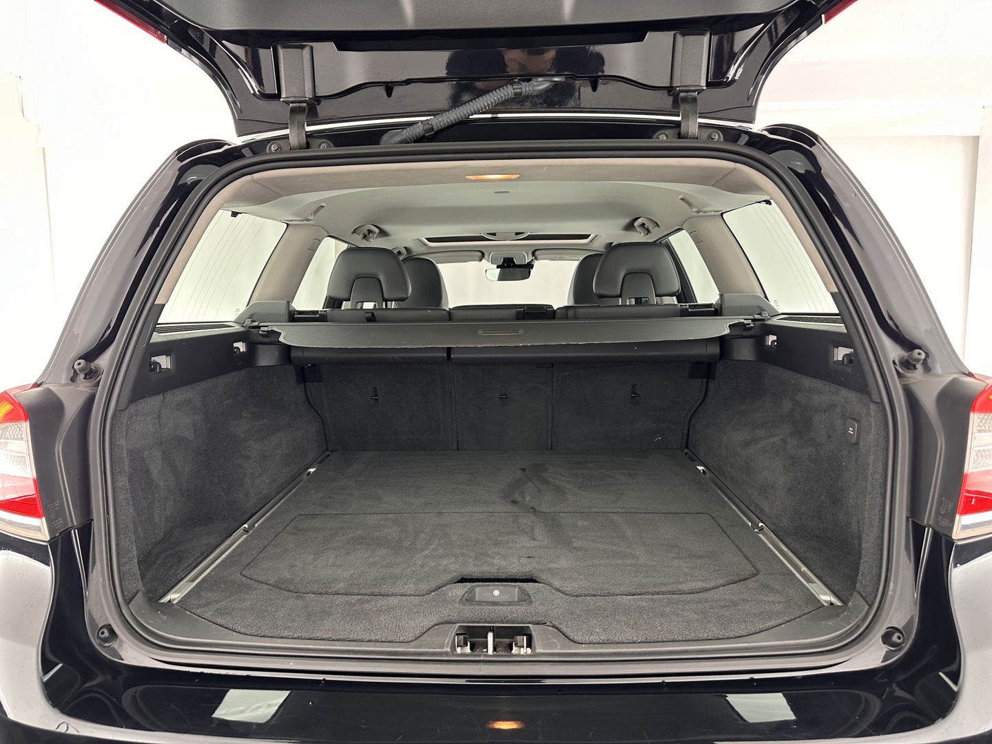 Volvo V70 2.0 D4 Nordic+ Luxury-Line Aut. *PANO | FULL-LEATHER | BI-XENON | NAVI-FULLMAP | MEMORY-PACK | ECC | HEATED-SEATS | PDC | CRUISE | TOWBAR | COMFORT-SEATS | 17''ALU*