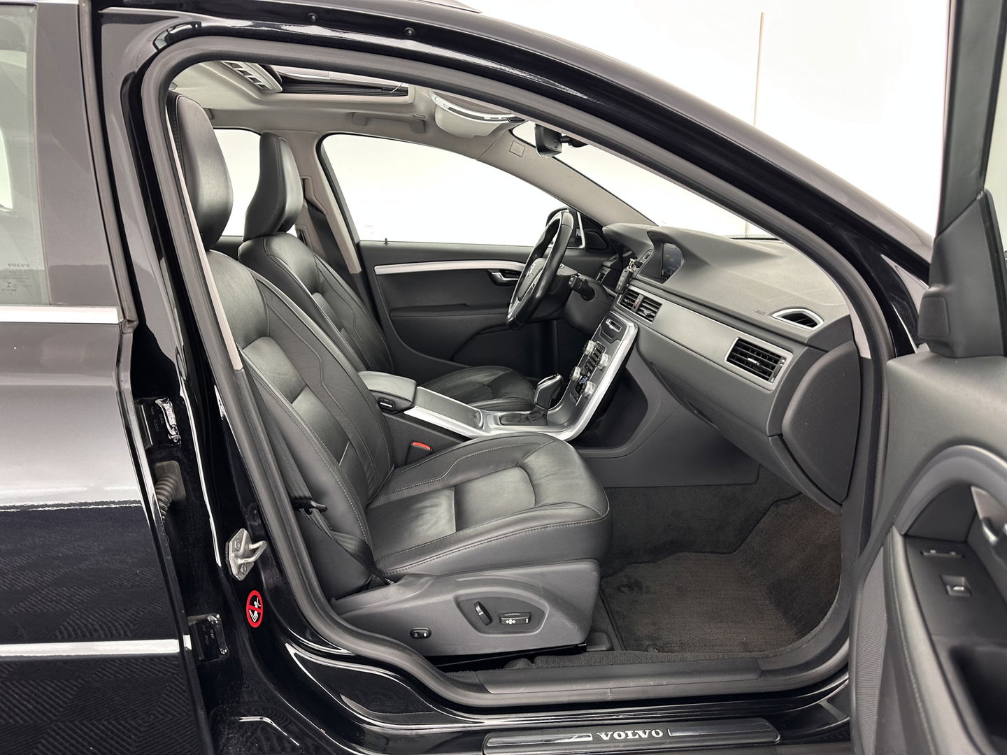 Volvo V70 2.0 D4 Nordic+ Luxury-Line Aut. *PANO | FULL-LEATHER | BI-XENON | NAVI-FULLMAP | MEMORY-PACK | ECC | HEATED-SEATS | PDC | CRUISE | TOWBAR | COMFORT-SEATS | 17''ALU*