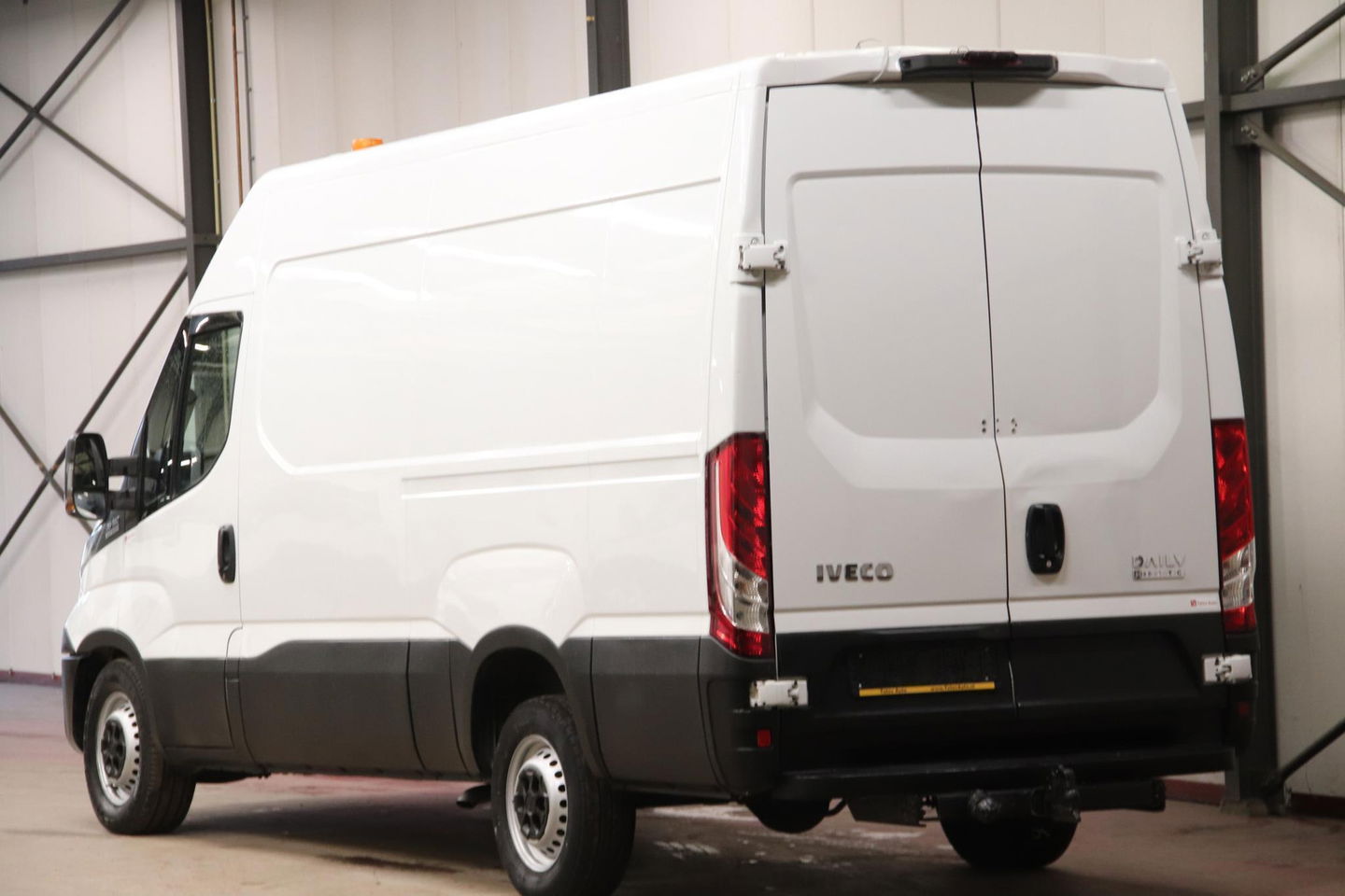 Iveco Daily 35S14V 2.3 352 L2H2 Iveco Daily 35S14V 2.3 352 H2 AUTOMAAT 3500KG TREKVERMOGEN