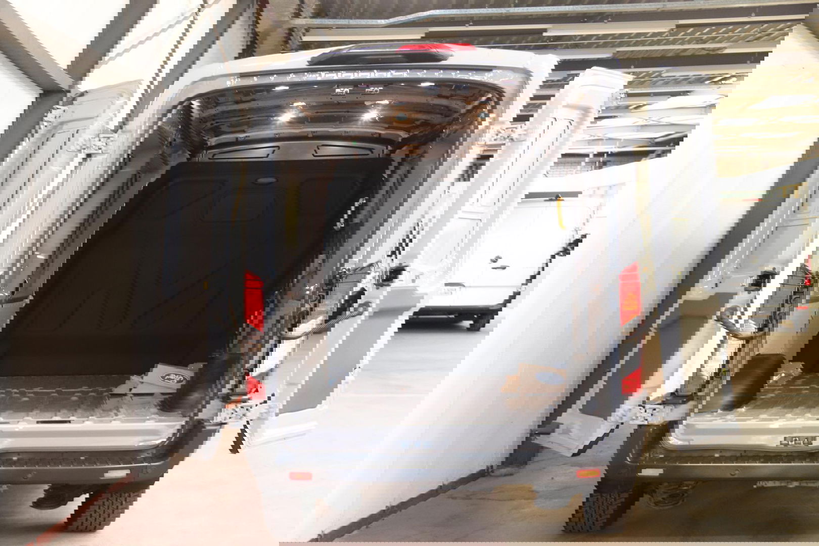 Ford E-Transit L3H2 Trend 68 kWh ELEKTRISCH NAVIGATIESYSTEEM Ford Transit L3H2 Trend 68 kWh ELEKTRISCH NAVIGATIESYSTEEM