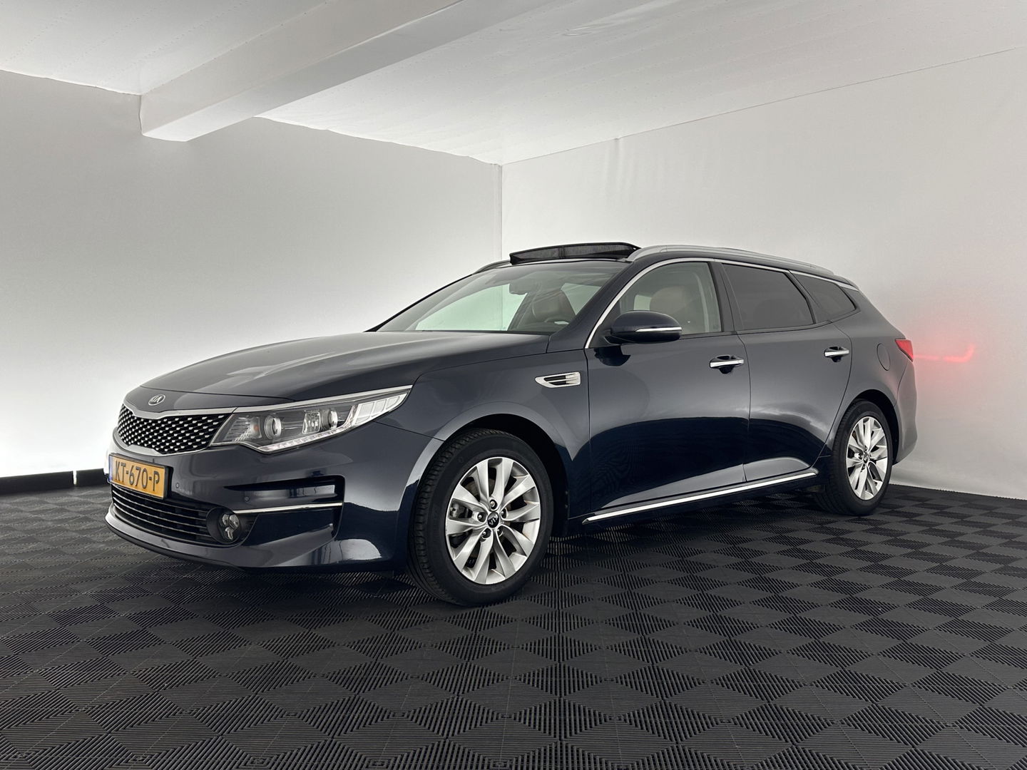 Kia Optima Sportswagon 1.7 CRDi DynamicLine *PANO | FULL-LEATHER | HARMAN/KARDON-AUDIO | NAVI-FULLMAP | CAMERA | KEYLESS | COMFORT-SEATS | MEMORY-PACK | ECC | HEATED-SEATS | LANE-ASSIST | PDC | CRUISE | 17''ALU*