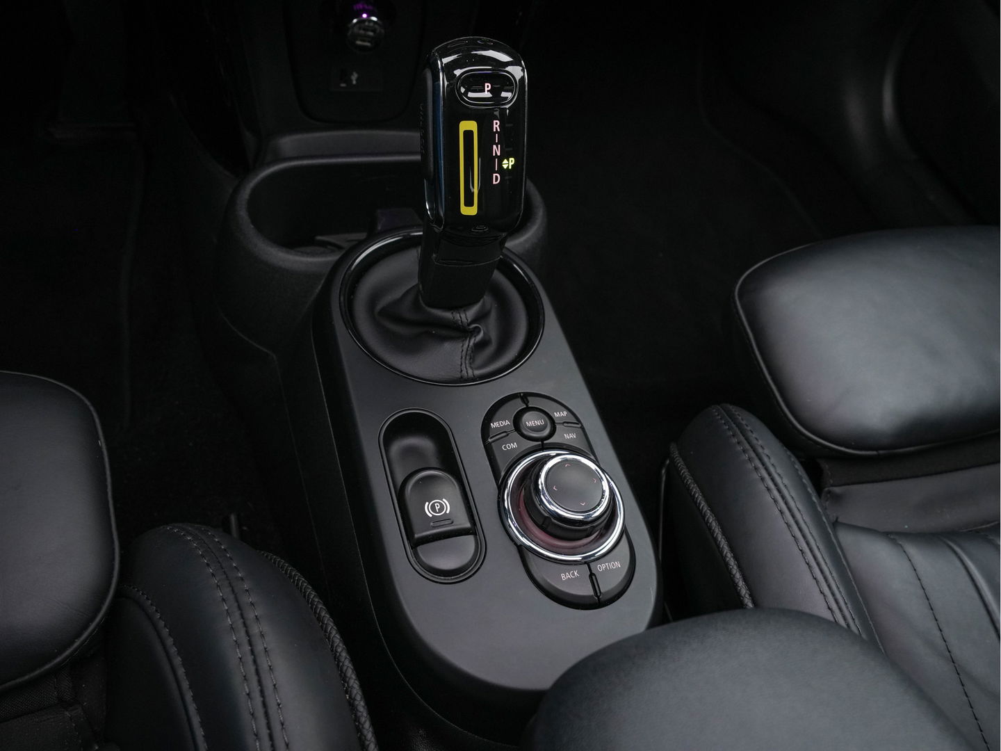 MINI Mini Electric Business Edition 33 kWh [ 3-Fase ] (INCL-BTW) Aut. *PANO | FULL-LEATHER | FULL-LED | HARMAN/KARDON-SOUND | KEYLESS | CAMERA | SPORT-SEATS | NAVI-FULLMAP  | ECC | HEATED-SEATS | AMBIENT-LIGHT | DAB | DIGI-COCKPIT | PDC | 17"ALU