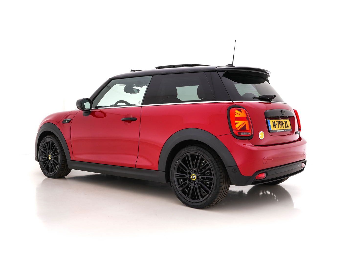 MINI Mini Electric Business Edition 33 kWh [ 3-Fase ] (INCL-BTW) Aut. *PANO | LUXURY-LEATHER | FULL-LED | HARMAN/KARDON-SOUND | KEYLESS | CAMERA | SPORT-SEATS | NAVI-FULLMAP  | ECC | HEATED-SEATS | AMBIENT-LIGHT | DAB | DIGI-COCKPIT | PDC | 17"A