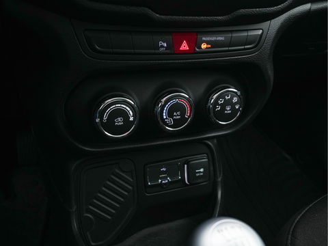 Jeep Renegade 1.4 MultiAir Longitude Night-Eagle [ VAN ] *NAVI-FULLMAP | AIRCO | CRUISE | KEYLESS | MICROFIBRE-COMFORT-SEATS | TOWBAR | 18''ALU*