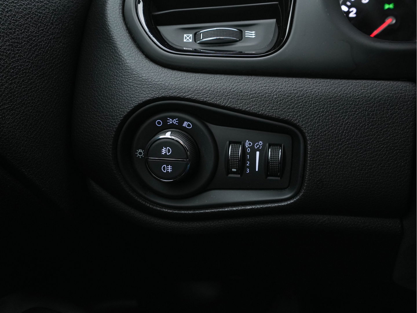 Jeep Renegade 1.4 MultiAir Longitude Night-Eagle [ VAN ] *NAVI-FULLMAP | AIRCO | CRUISE | KEYLESS | MICROFIBRE-COMFORT-SEATS | TOWBAR | 18''ALU*