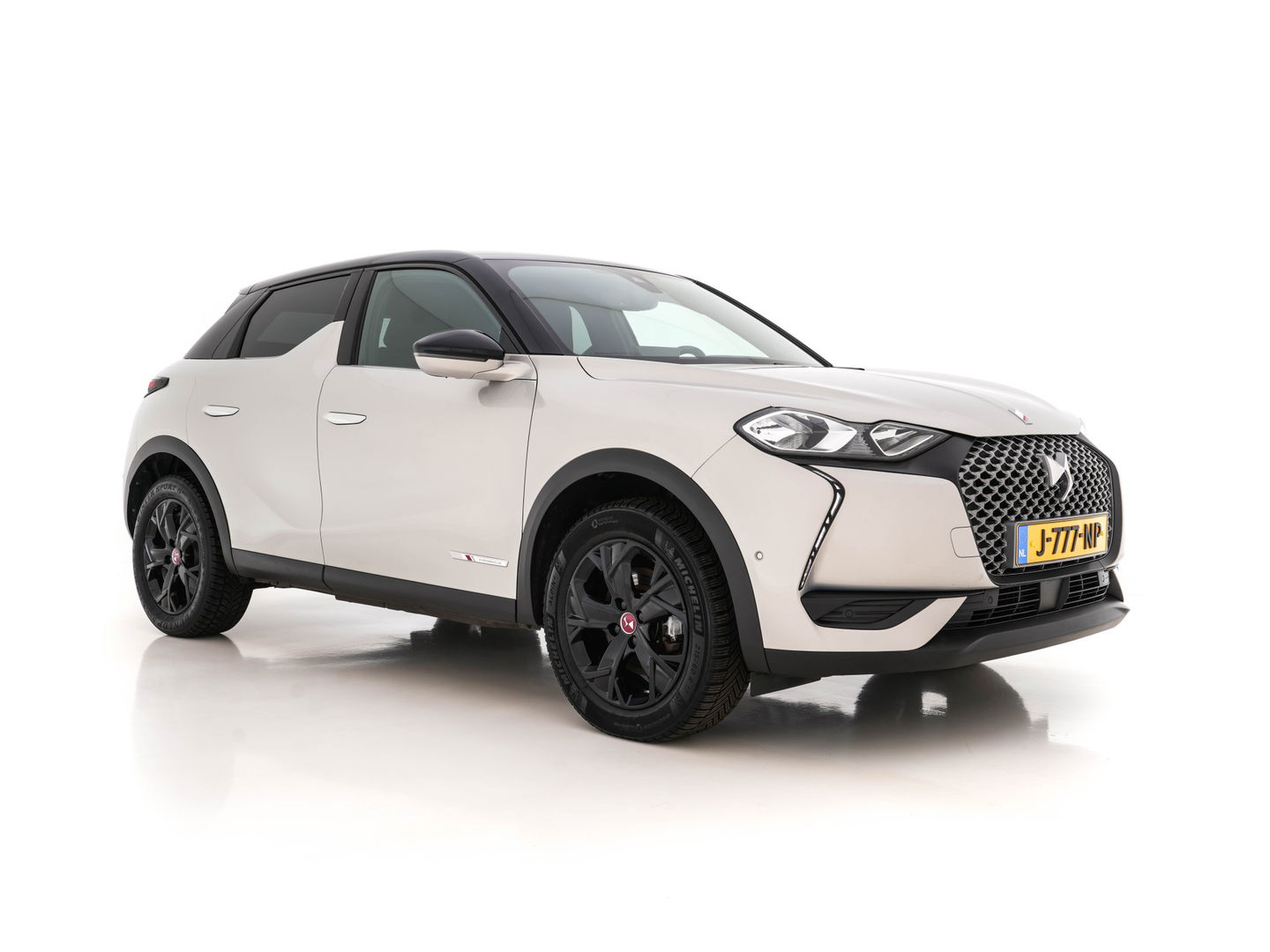 DS DS 3 Crossback E-Tense So Chic Performance-Pack 50 kWh [ 3-Fase ] (INCL-BTW) *LEATHER-MICROFIBRE | DIGI-COCKPIT | SPORT-SEATS | CARPLAY | DAB+ | ECC | LANE-ASSIST | PDC | CCS-FASTLOADER | CRUISE | 17"ALU**