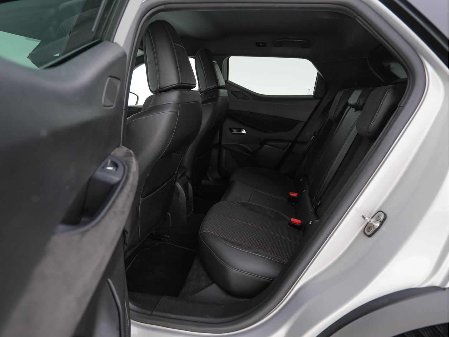 DS DS 3 Crossback E-Tense So Chic Performance-Pack 50 kWh [ 3-Fase ] (INCL-BTW) *LEATHER-MICROFIBRE | DIGI-COCKPIT | SPORT-SEATS | CARPLAY | DAB+ | ECC | LANE-ASSIST | PDC | CCS-FASTLOADER | CRUISE | 17"ALU**