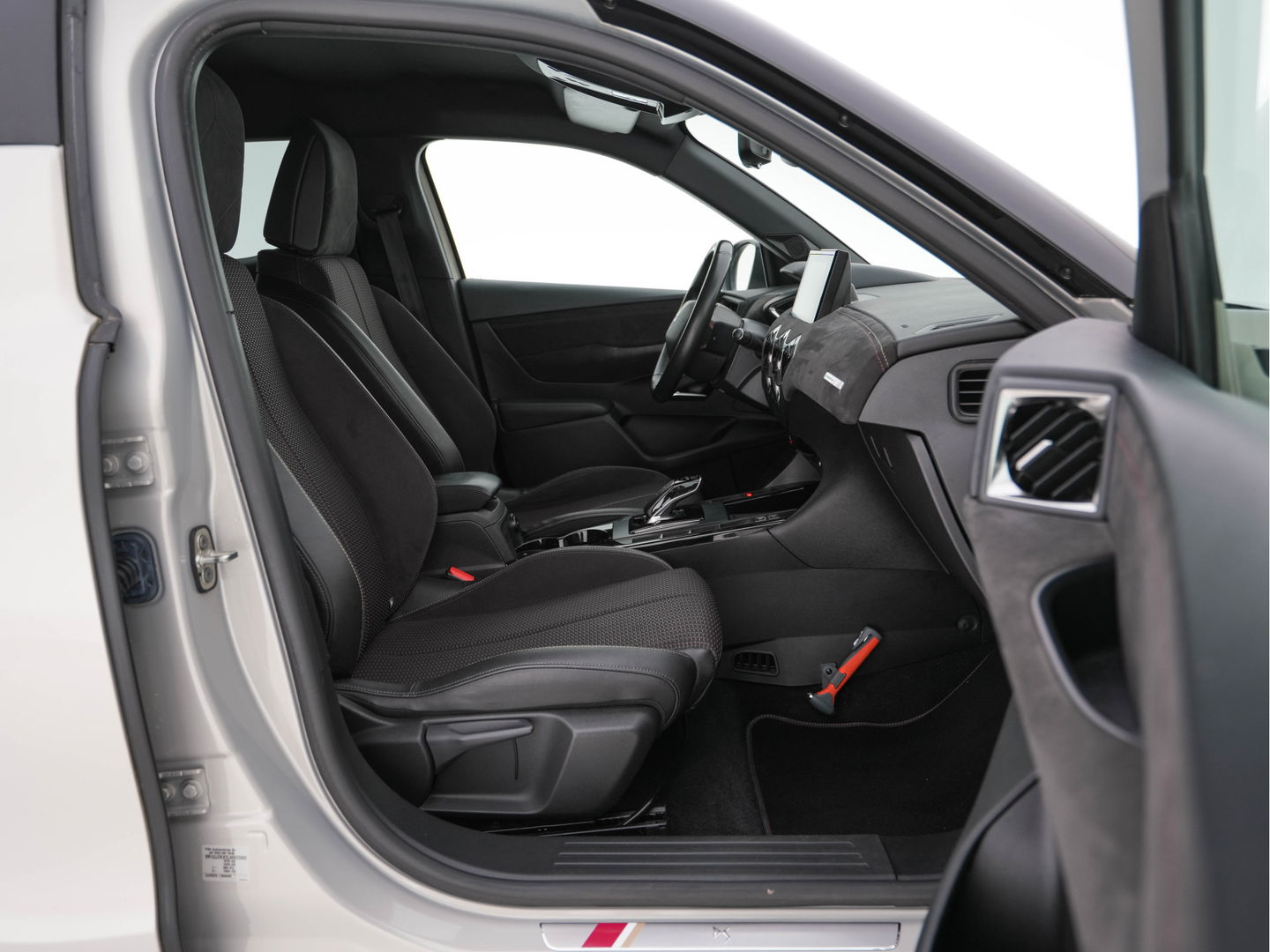 DS DS 3 Crossback E-Tense So Chic Performance-Pack 50 kWh [ 3-Fase ] (INCL-BTW) *LEATHER-MICROFIBRE | DIGI-COCKPIT | SPORT-SEATS | CARPLAY | DAB+ | ECC | LANE-ASSIST | PDC | CCS-FASTLOADER | CRUISE | 17"ALU**