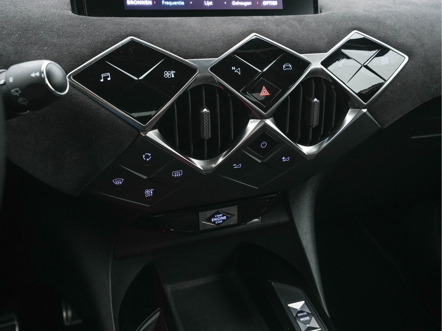 DS DS 3 Crossback E-Tense So Chic Performance-Pack 50 kWh [ 3-Fase ] (INCL-BTW) *LEATHER-MICROFIBRE | DIGI-COCKPIT | SPORT-SEATS | CARPLAY | DAB+ | ECC | LANE-ASSIST | PDC | CCS-FASTLOADER | CRUISE | 17"ALU**