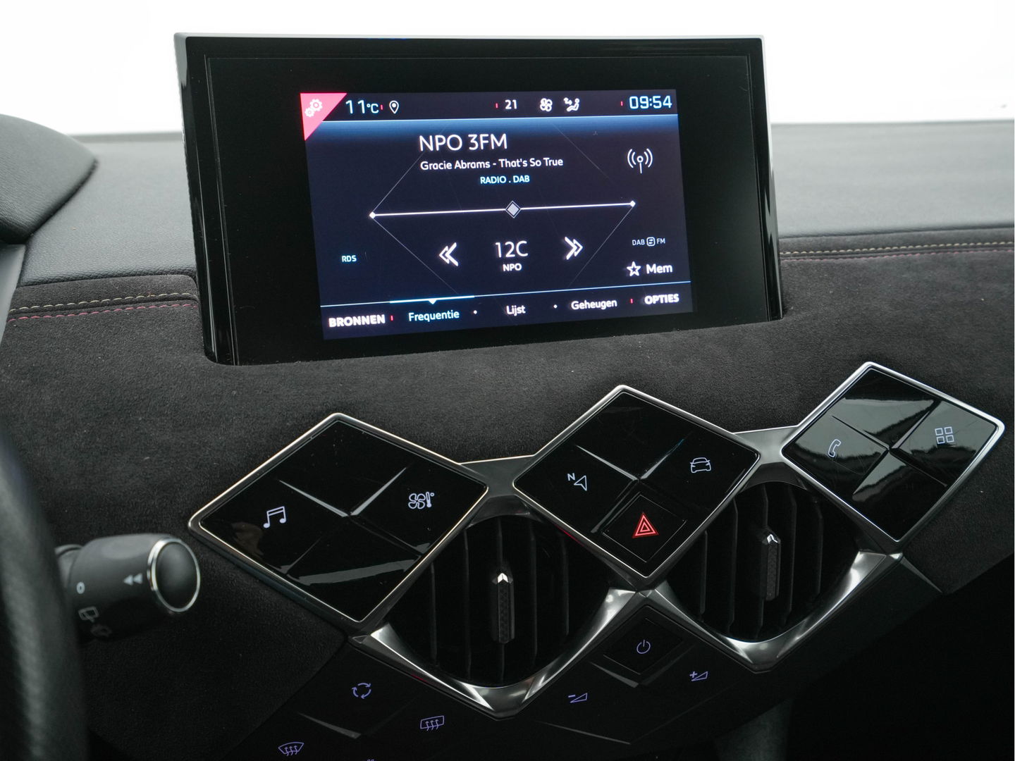 DS DS 3 Crossback E-Tense So Chic Performance-Pack 50 kWh [ 3-Fase ] (INCL-BTW) *LEATHER-MICROFIBRE | DIGI-COCKPIT | SPORT-SEATS | CARPLAY | DAB+ | ECC | LANE-ASSIST | PDC | CCS-FASTLOADER | CRUISE | 17"ALU**