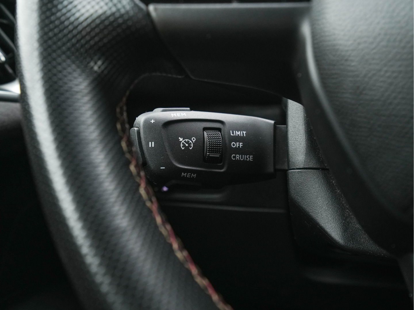 DS DS 3 Crossback E-Tense So Chic Performance-Pack 50 kWh [ 3-Fase ] (INCL-BTW) *LEATHER-MICROFIBRE | DIGI-COCKPIT | SPORT-SEATS | CARPLAY | DAB+ | ECC | LANE-ASSIST | PDC | CCS-FASTLOADER | CRUISE | 17"ALU**