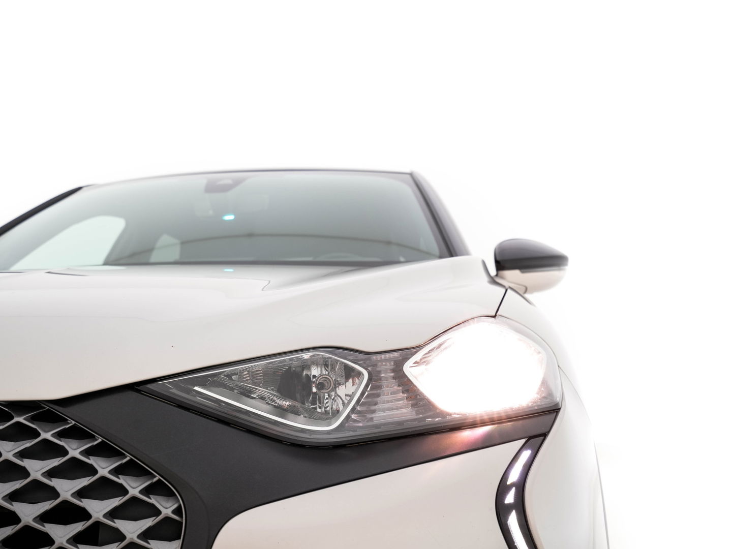 DS DS 3 Crossback E-Tense So Chic Performance-Pack 50 kWh [ 3-Fase ] (INCL-BTW) *LEATHER-MICROFIBRE | DIGI-COCKPIT | SPORT-SEATS | CARPLAY | DAB+ | ECC | LANE-ASSIST | PDC | CCS-FASTLOADER | CRUISE | 17"ALU**