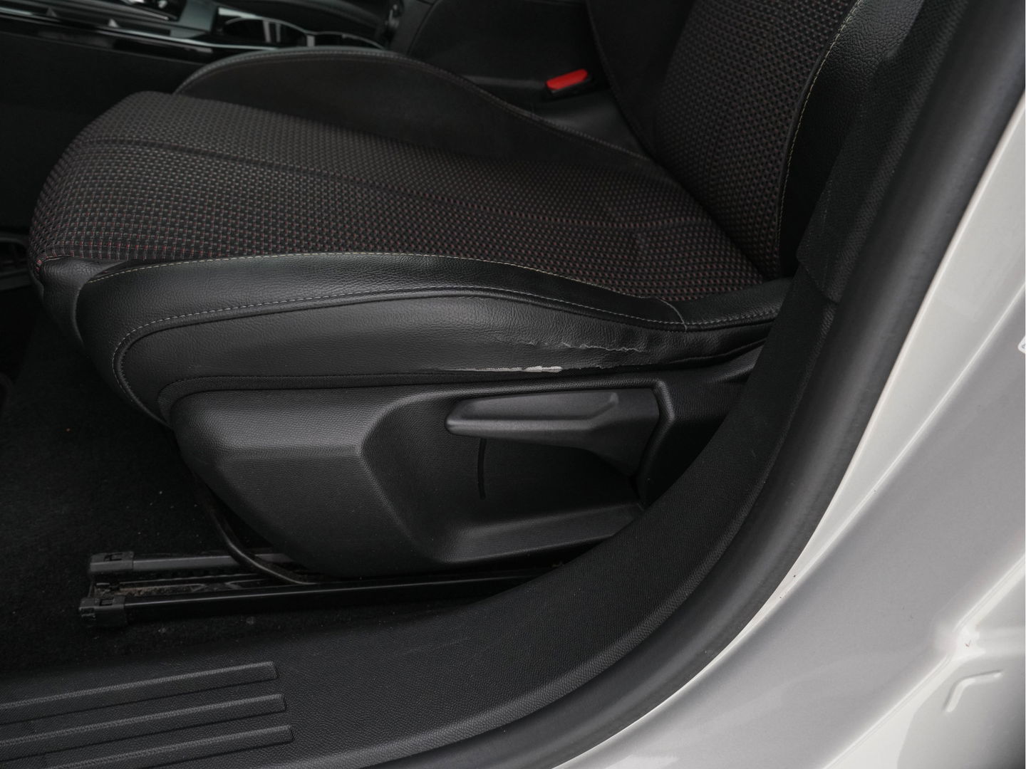 DS DS 3 Crossback E-Tense So Chic Performance-Pack 50 kWh [ 3-Fase ] (INCL-BTW) *LEATHER-MICROFIBRE | DIGI-COCKPIT | SPORT-SEATS | CARPLAY | DAB+ | ECC | LANE-ASSIST | PDC | CCS-FASTLOADER | CRUISE | 17"ALU**