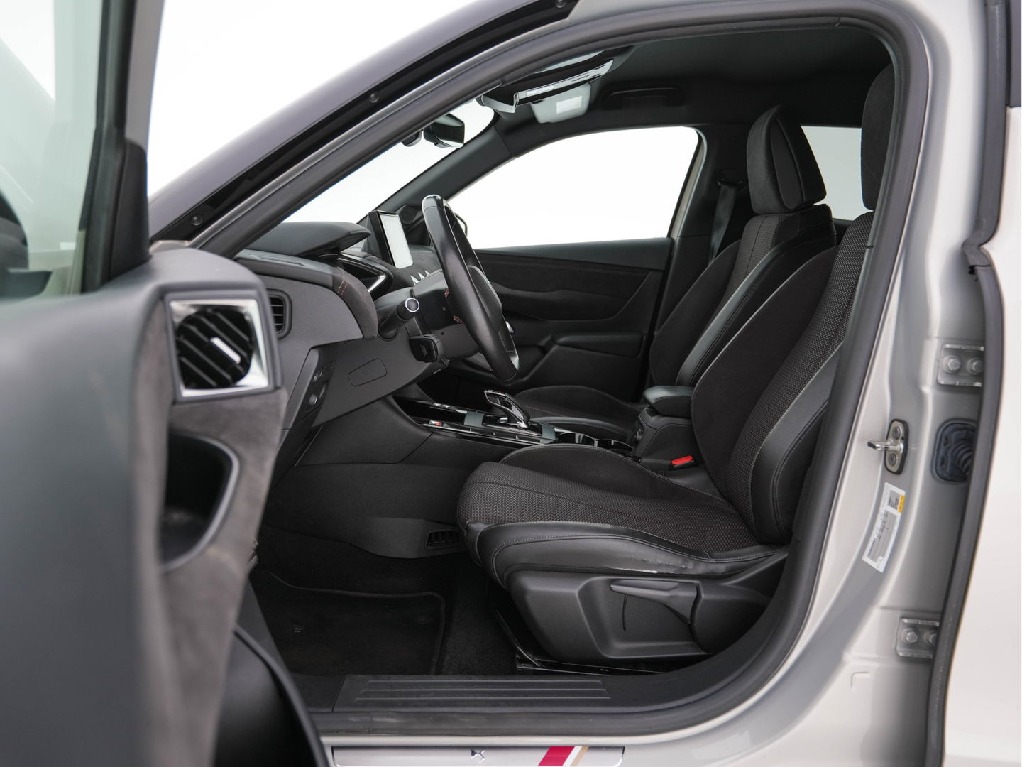 DS DS 3 Crossback E-Tense So Chic Performance-Pack 50 kWh [ 3-Fase ] (INCL-BTW) *LEATHER-MICROFIBRE | DIGI-COCKPIT | SPORT-SEATS | CARPLAY | DAB+ | ECC | LANE-ASSIST | PDC | CCS-FASTLOADER | CRUISE | 17"ALU**