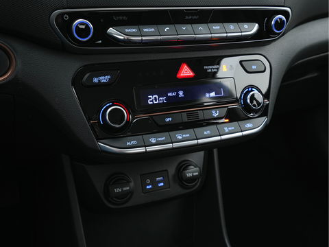 Hyundai IONIQ Comfort EV Aut. *INFINITY-AUDIO | NAVI-FULLMAP | CAMERA | CCS-FASTLOADER | LANE-ASSIST | ADAPTIVE-CRUISE | KEYLESS | SHIFT-PADDLES | VESS | APP.CONNECT |  DAB+ | COMFORT-SEATS | 16"ALU*