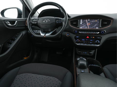 Hyundai IONIQ Comfort EV Aut. *INFINITY-AUDIO | NAVI-FULLMAP | CAMERA | CCS-FASTLOADER | LANE-ASSIST | ADAPTIVE-CRUISE | KEYLESS | SHIFT-PADDLES | VESS | APP.CONNECT |  DAB+ | COMFORT-SEATS | 16"ALU*