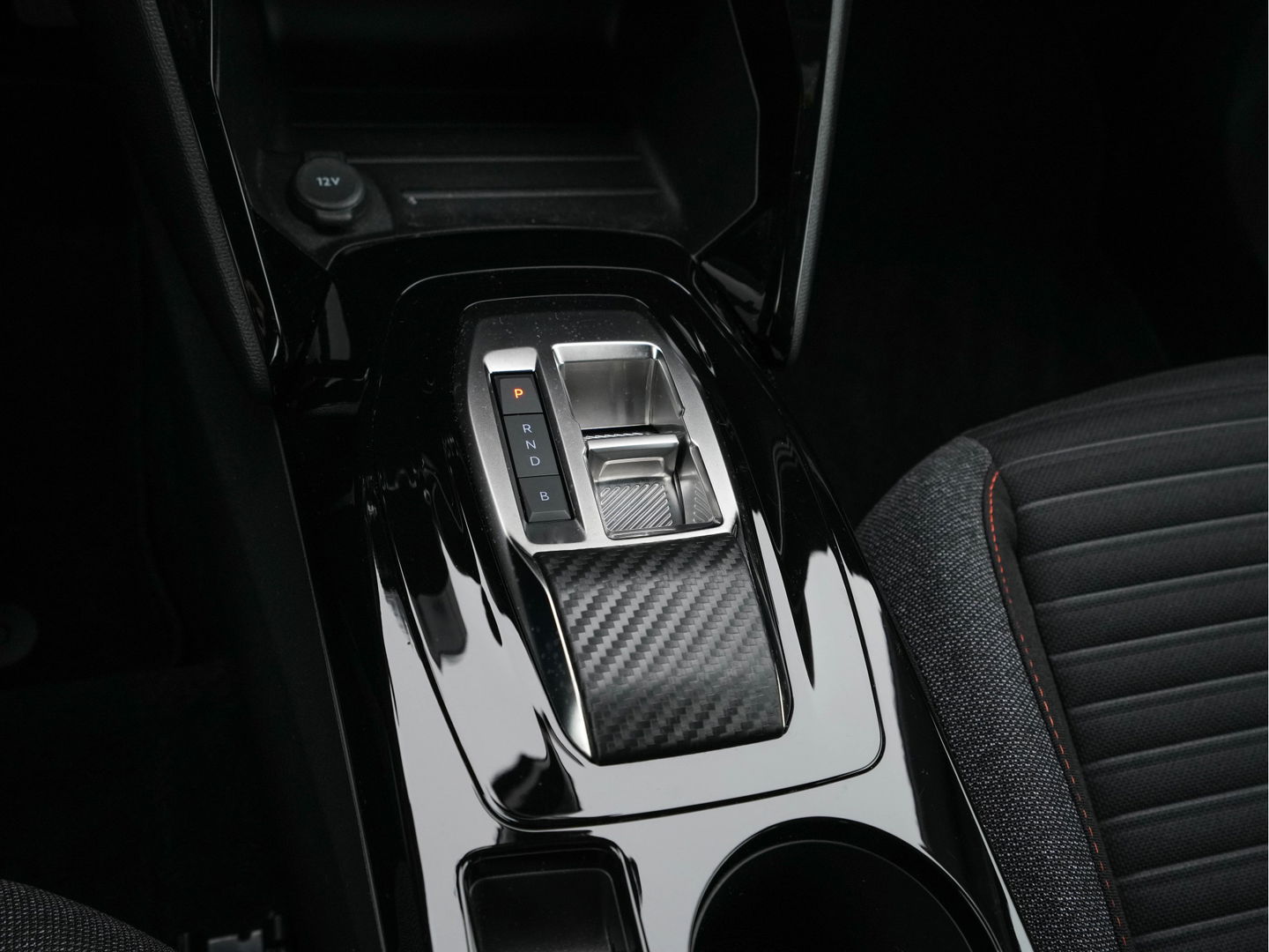 Peugeot e-2008 EV Active Pack 50 kWh [ 3-Fase ] (INCL-BTW) *FULL-LED | CARPLAY | MICROFIBRE-COMFORT-SEATS | CCS-FASTLOADER | KEYLESS | ECC | PDC | CRUISE | DIGI-COCKPIT | LANE-ASSIST | DAB*