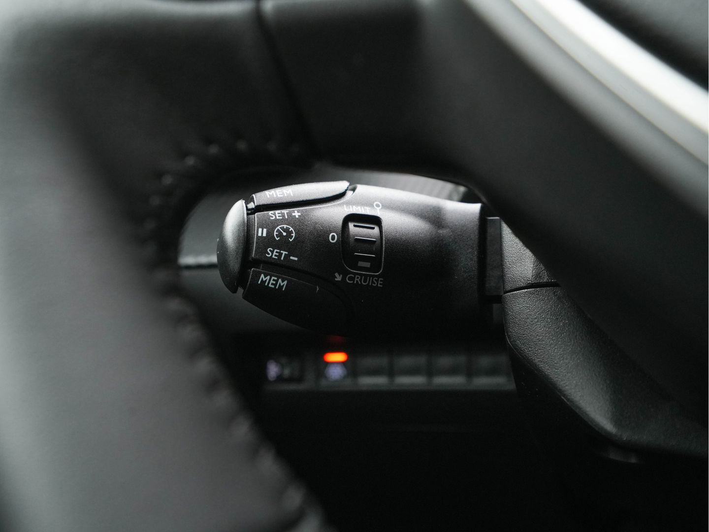 Peugeot e-2008 EV Active Pack 50 kWh [ 3-Fase ] (INCL-BTW) *FULL-LED | CARPLAY | MICROFIBRE-COMFORT-SEATS | CCS-FASTLOADER | KEYLESS | ECC | PDC | CRUISE | DIGI-COCKPIT | LANE-ASSIST | DAB*