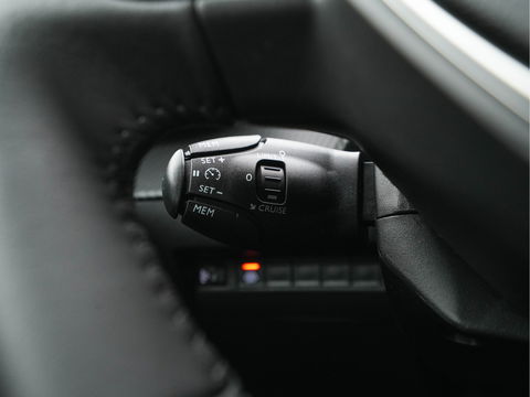 Peugeot e-2008 EV Active Pack 50 kWh [ 3-Fase ] (INCL-BTW) *FULL-LED | CARPLAY | MICROFIBRE-COMFORT-SEATS | CCS-FASTLOADER | KEYLESS | ECC | PDC | CRUISE | DIGI-COCKPIT | LANE-ASSIST | DAB*