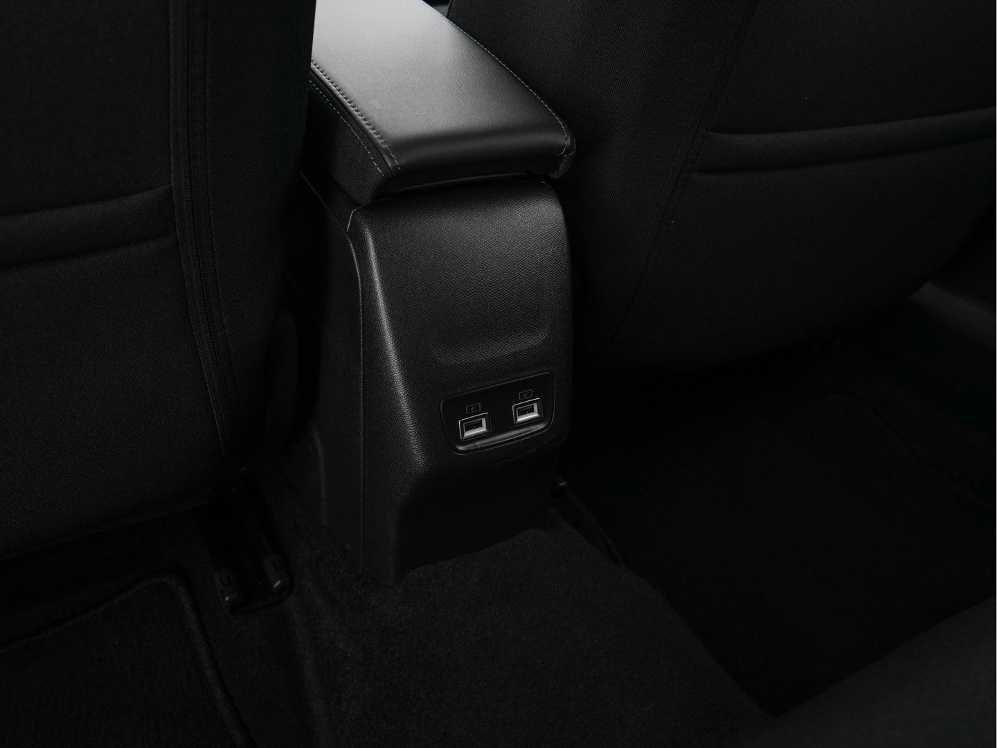 Peugeot e-2008 EV Active Pack 50 kWh [ 3-Fase ] (INCL-BTW) *FULL-LED | CARPLAY | MICROFIBRE-COMFORT-SEATS | CCS-FASTLOADER | KEYLESS | ECC | PDC | CRUISE | DIGI-COCKPIT | LANE-ASSIST | DAB*