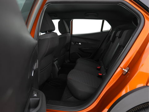 Peugeot e-2008 EV Active Pack 50 kWh [ 3-Fase ] (INCL-BTW) *FULL-LED | CARPLAY | MICROFIBRE-COMFORT-SEATS | CCS-FASTLOADER | KEYLESS | ECC | PDC | CRUISE | DIGI-COCKPIT | LANE-ASSIST | DAB*