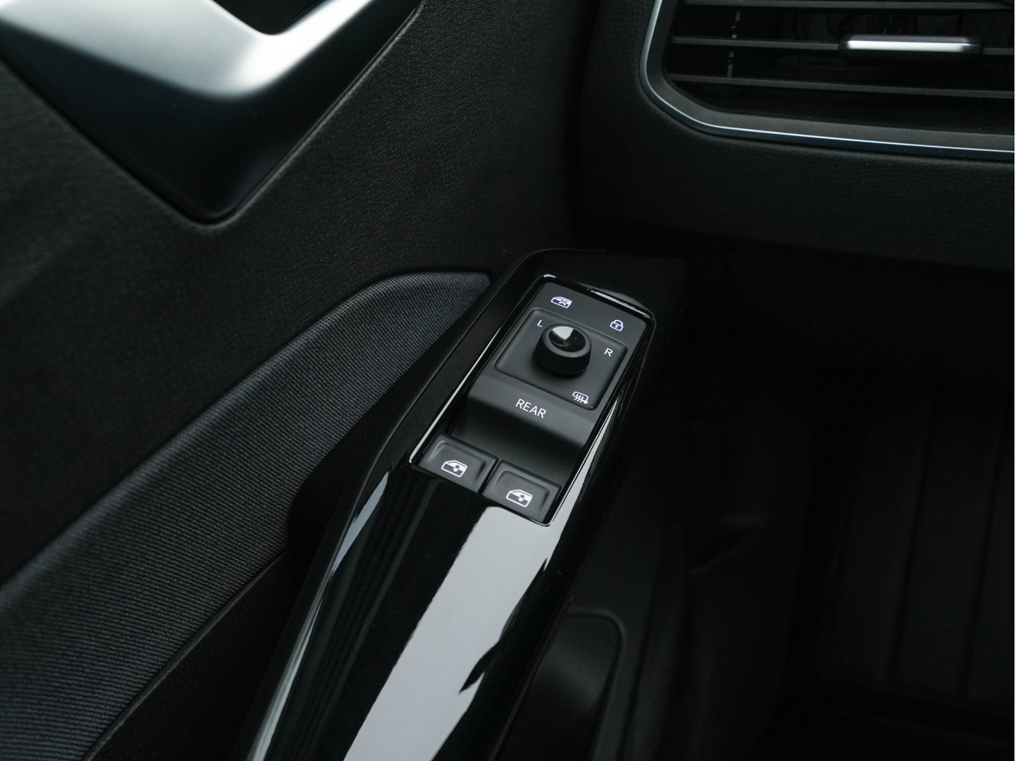 Volkswagen ID.3 Pro 58 kWh [ 3-Fase ] Aut. *FULL-LED | NAVI-FULLMAP | DIGI-COCKPIT | AMBIENT-LIGHT | COMFORT-SEATS | DAB+ | ECC | LANE-ASSIST | MICROFIBRE | CCS-FASTLOADER | CARPLAY |  PDC*