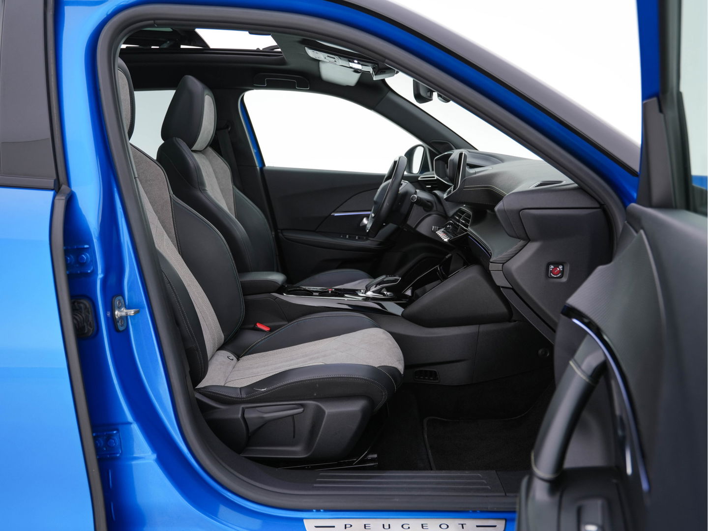 Peugeot e-2008 EV GT 50 kWh (INCL-BTW) Aut. *PANO | ADAPT.CRUISE | DIGI-COCKPIT | FULL-LED | BLIS | KEYLESS | MICROFIBRE-LEATHER | CAMERA | CARPLAY | CCS-FASTLOADER | DAB+ | NAVI-FULLMAP | ECC | PDC | SPORT-SEATS | ...