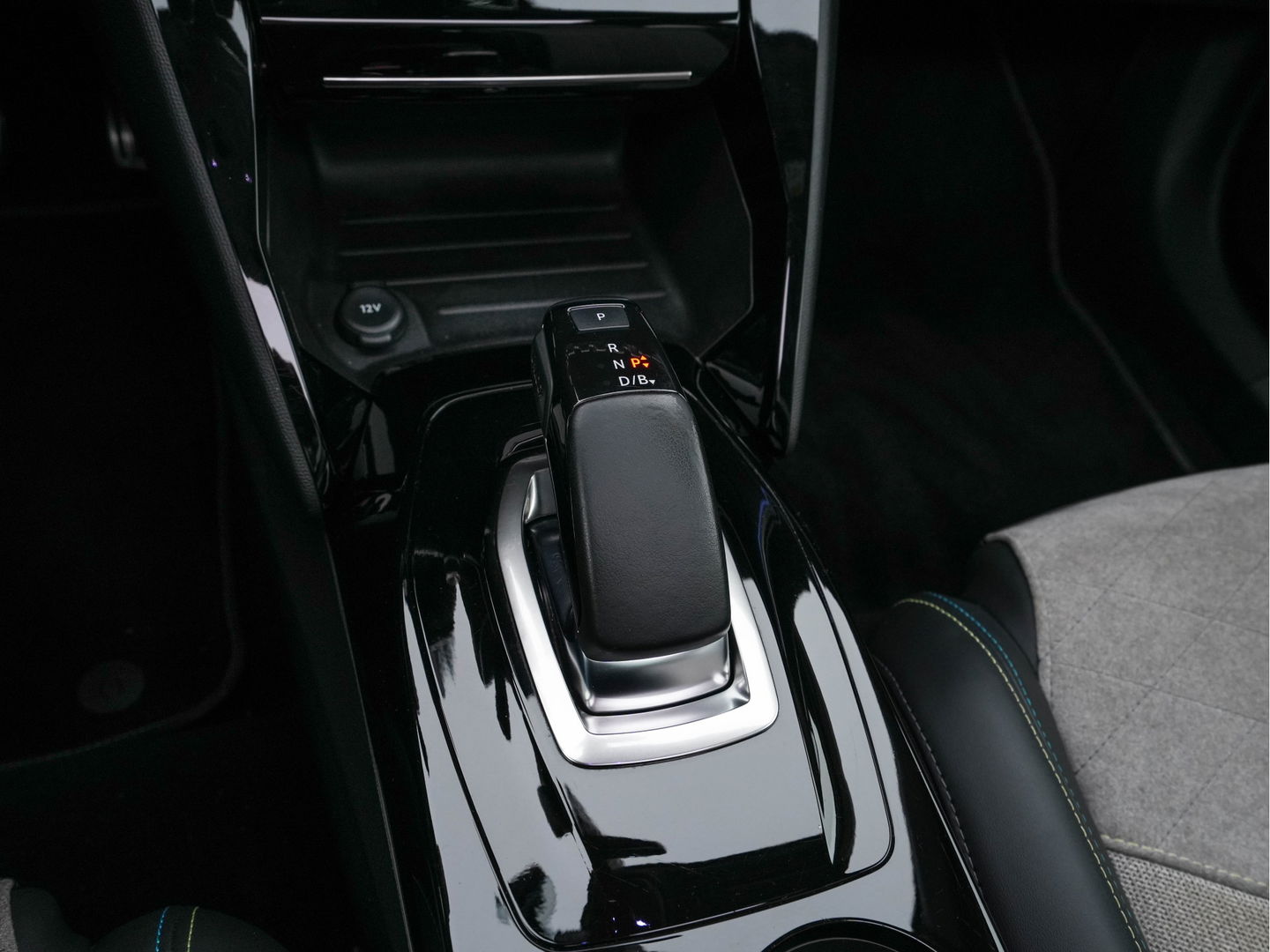Peugeot e-2008 EV GT 50 kWh (INCL-BTW) Aut. *PANO | ADAPT.CRUISE | DIGI-COCKPIT | FULL-LED | BLIS | KEYLESS | MICROFIBRE-LEATHER | CAMERA | CARPLAY | CCS-FASTLOADER | DAB+ | NAVI-FULLMAP | ECC | PDC | SPORT-SEATS | ...