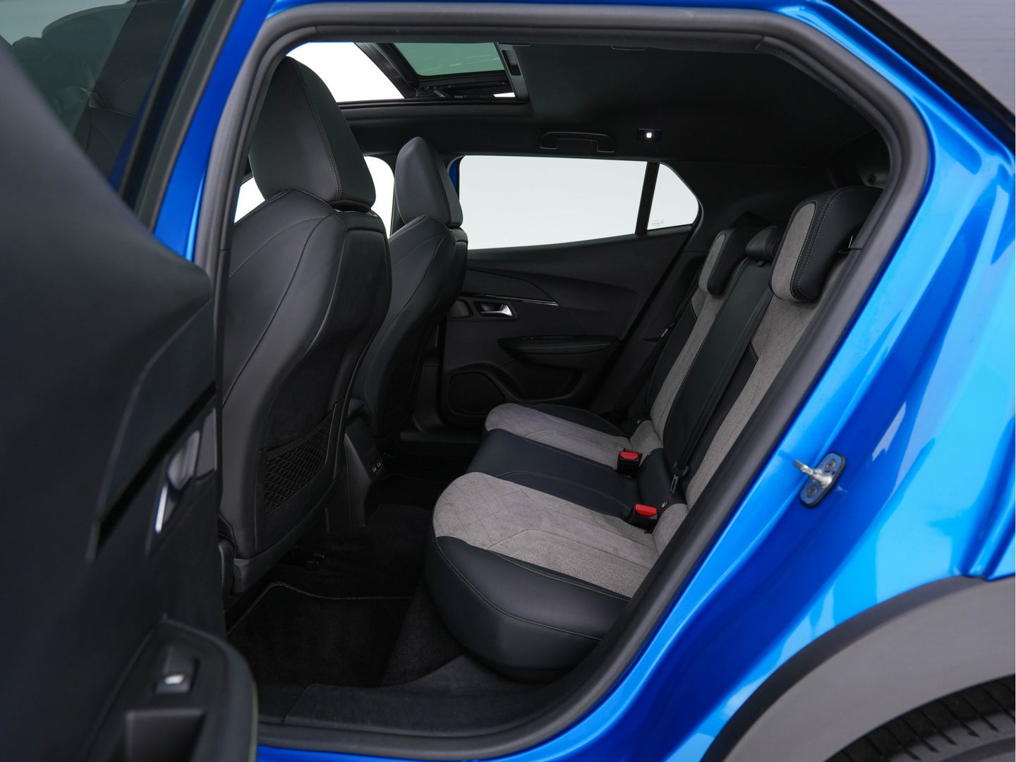 Peugeot e-2008 EV GT 50 kWh (INCL-BTW) Aut. *PANO | ADAPT.CRUISE | DIGI-COCKPIT | FULL-LED | BLIS | KEYLESS | MICROFIBRE-LEATHER | CAMERA | CARPLAY | CCS-FASTLOADER | DAB+ | NAVI-FULLMAP | ECC | PDC | SPORT-SEATS | ...