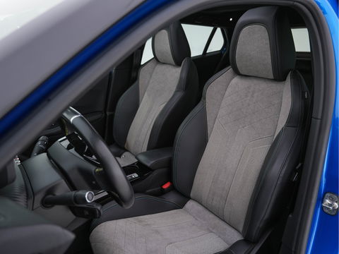 Peugeot e-2008 EV GT 50 kWh (INCL-BTW) Aut. *PANO | ADAPT.CRUISE | DIGI-COCKPIT | FULL-LED | BLIS | KEYLESS | MICROFIBRE-LEATHER | CAMERA | CARPLAY | CCS-FASTLOADER | DAB+ | NAVI-FULLMAP | ECC | PDC | SPORT-SEATS | ...